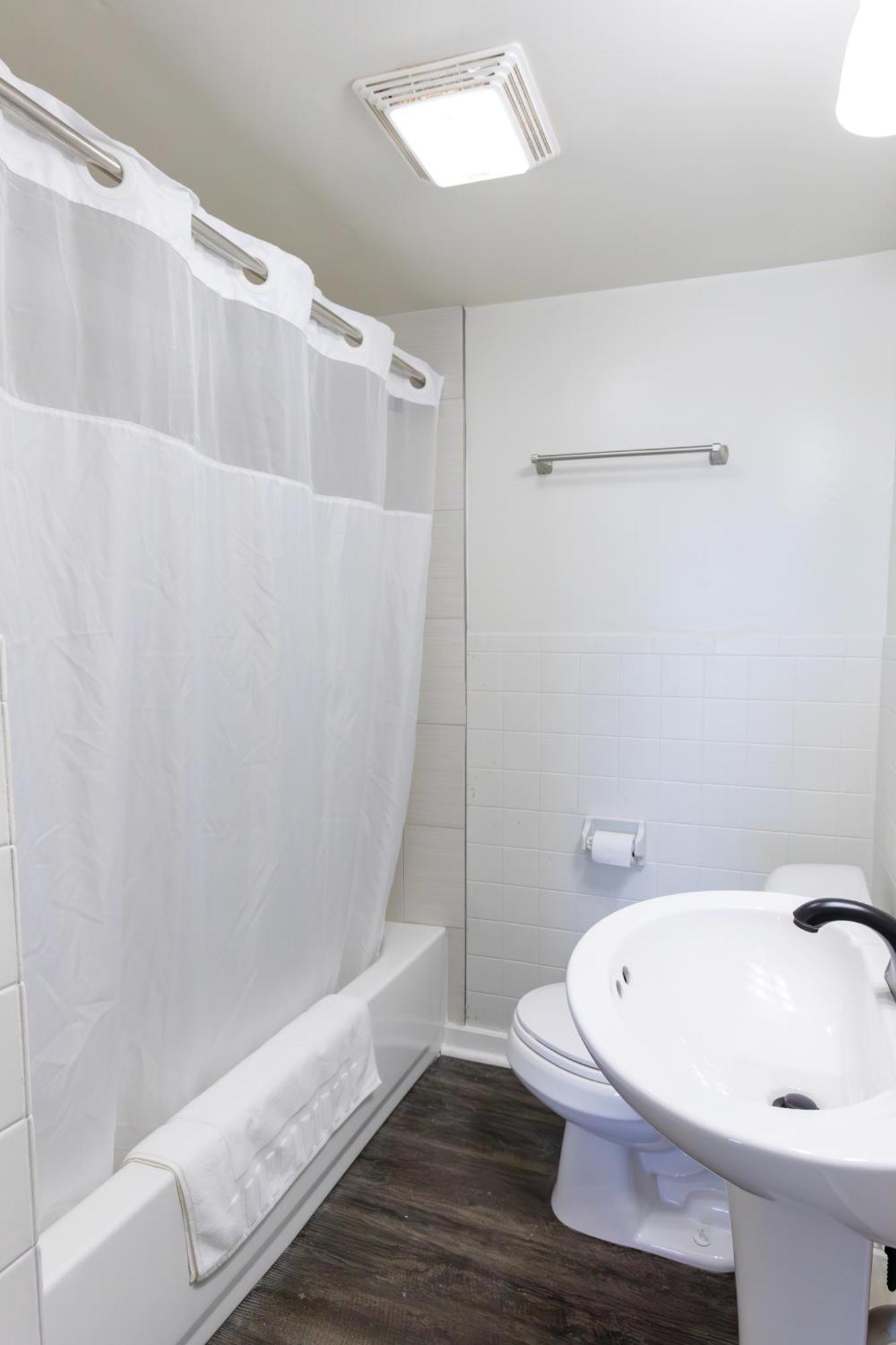 Anchor Bay Inn And Suites Sandusky Room photo