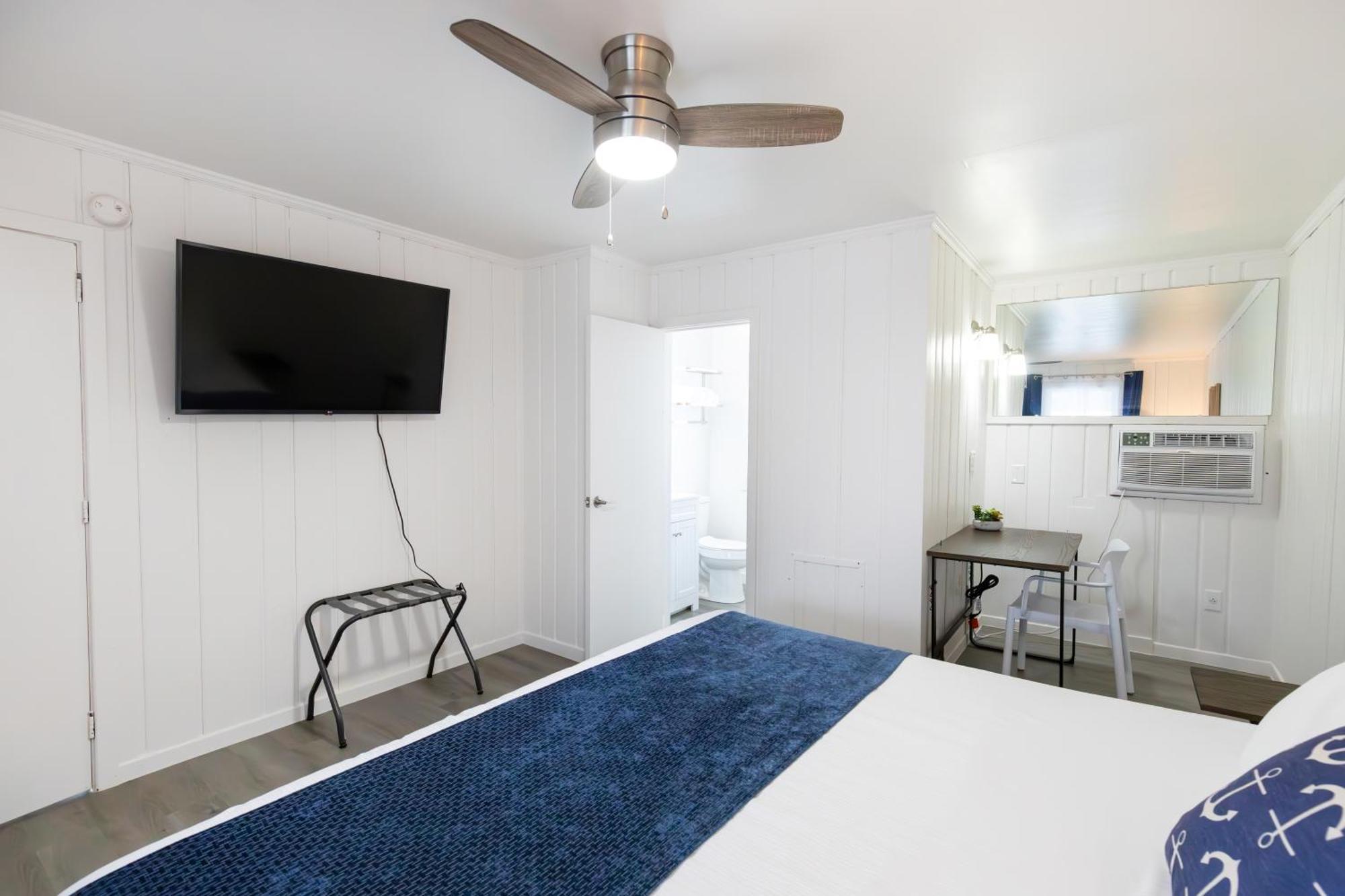 Anchor Bay Inn And Suites Sandusky Room photo